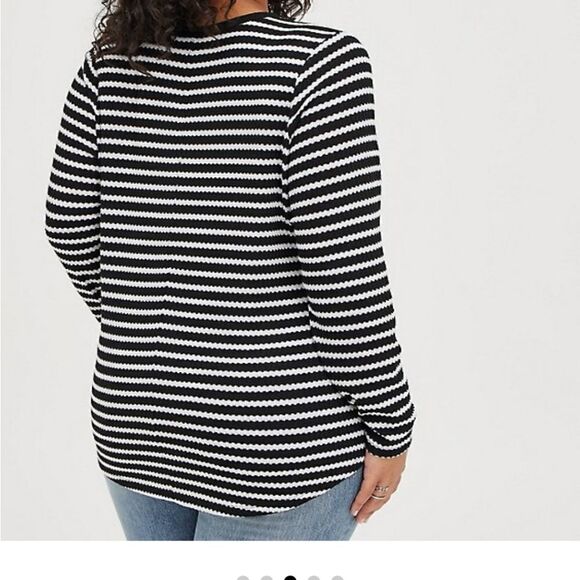 Torrid Black And White Waffle Weave Notch Neck Top NWT Size 5XL - Picture 4 of 6